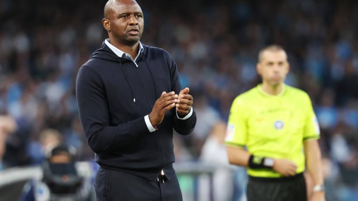 Allenatore senegalese Patrick Vieira in campo con i giocatori durante un allenamento