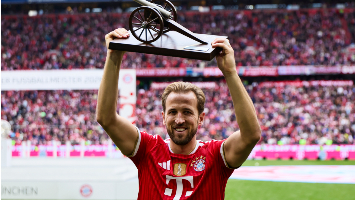 Harry Kane riceve la Bota di Oro 2025-26 in un evento a Munic, circondato da dirigenti del Bayern