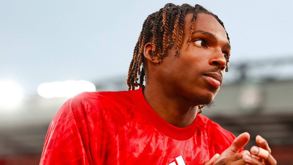 Ronald Araújo e il nuovo difensore Every Jacquet in campo durante un allenamento del Liverpool
