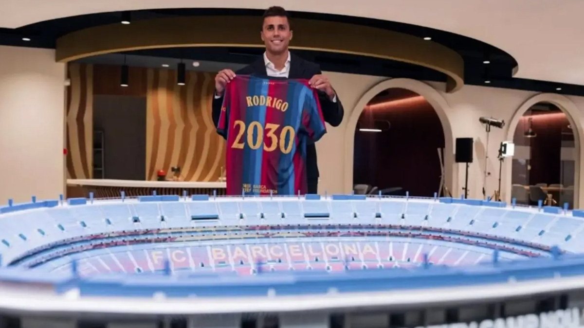 Rodri si presenta al Barça dopo la firma del contratto, con la squadra e i tifosi