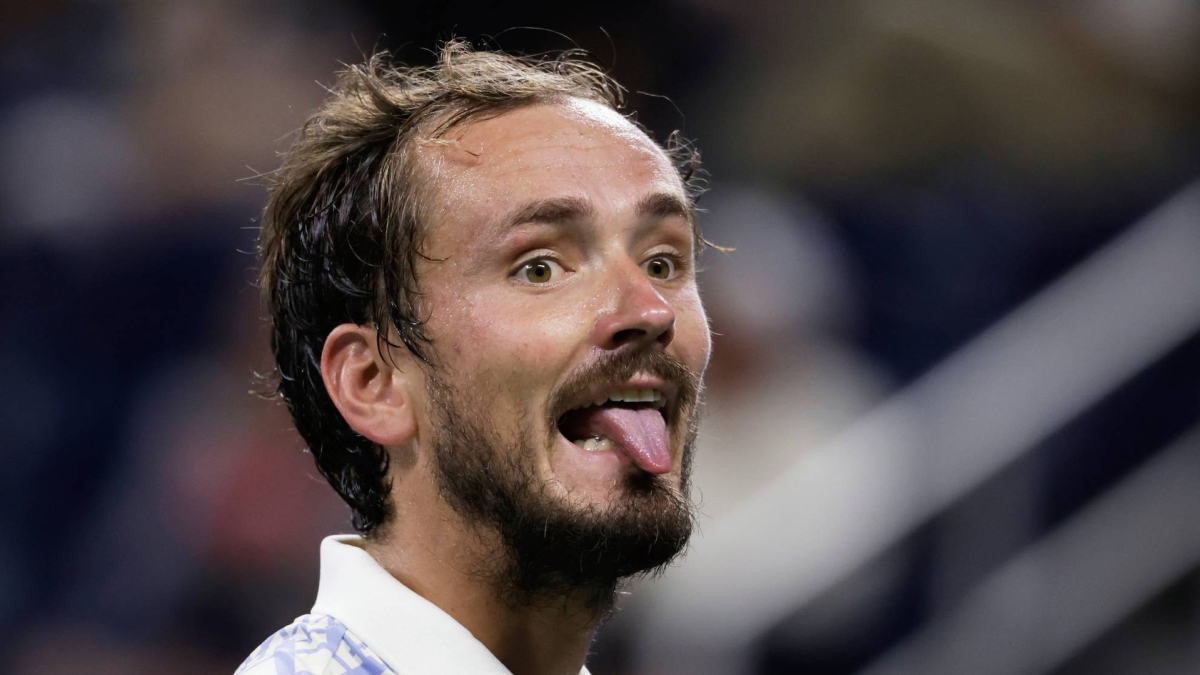 Medvedev colpisce il muro dopo un colpo di rimbalzo durante un match a Cincinnati