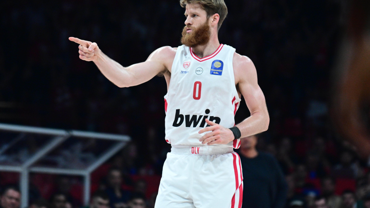 Guerra abierta en el Olympiacos en la que se mete hasta el propietario del Panathinaikos