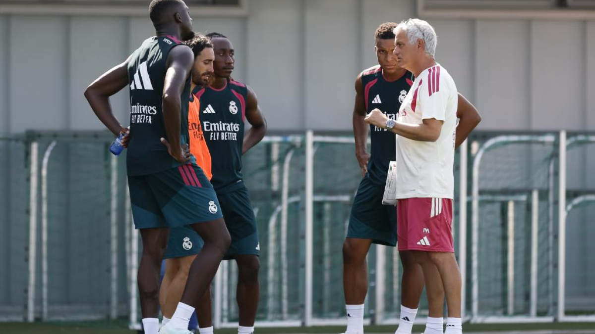 Mourinho osserva i giocatori del Real Madrid in un test di sicurezza