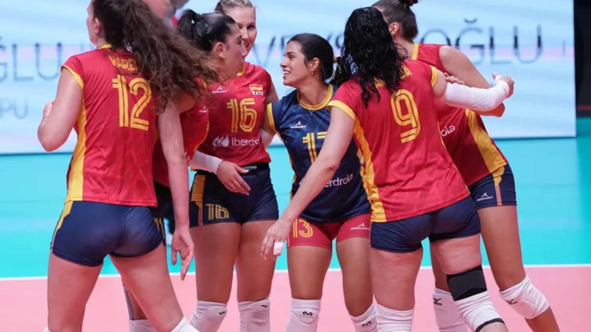 Squadre di voleibol spagnole e belghe in azione durante un match al Europeo 2026