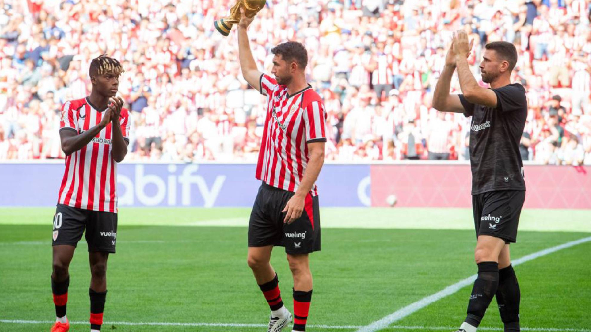 I giocatori dell'Athletic Club attraversano un corridoio formato dai giocatori delle due squadre durante un evento di celebrazione per il titolo mondiale