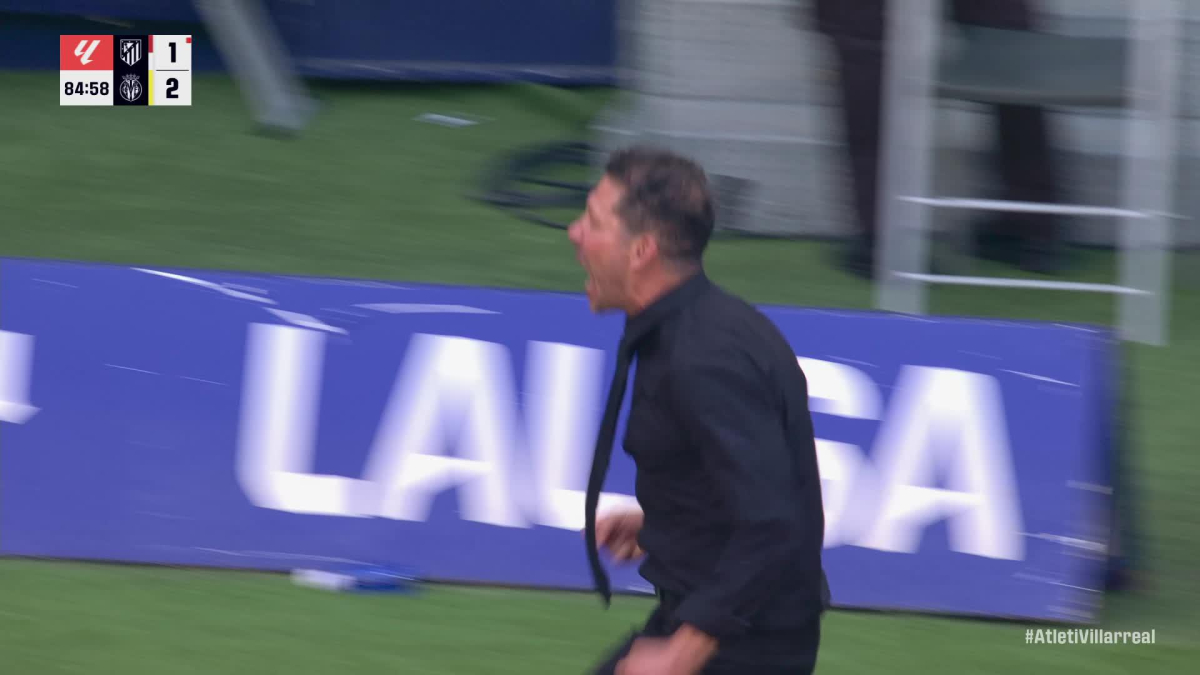 Giuliano Alvarez esce dal campo in solitario dopo il pareggio dell'Atlético contro il Villarreal, mentre i compagni lo ringraziano, immagine di approfondimento
