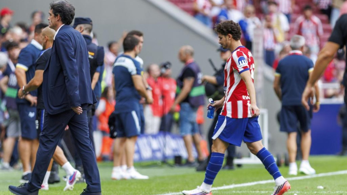 Giuliano Alvarez esce dal campo in solitario dopo il pareggio dell'Atlético contro il Villarreal, mentre i compagni lo ringraziano