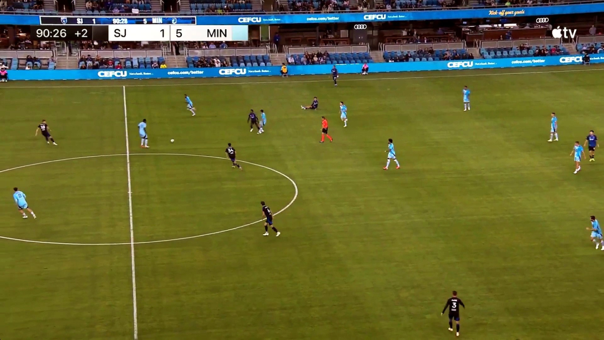  ¡Insólito! Un bebé se cuela en el césped de un partido de la MLS 