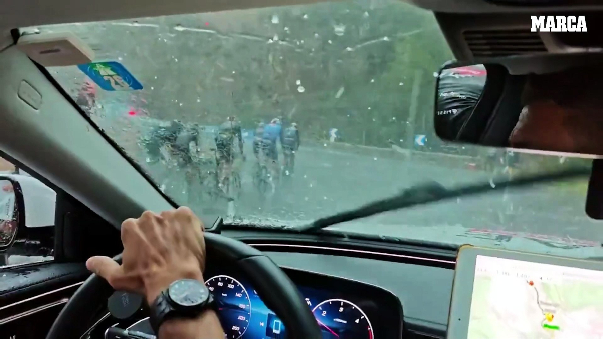 Impacta escucharlo desde el coche del UAE: por este granizo se paró LaVuelta 