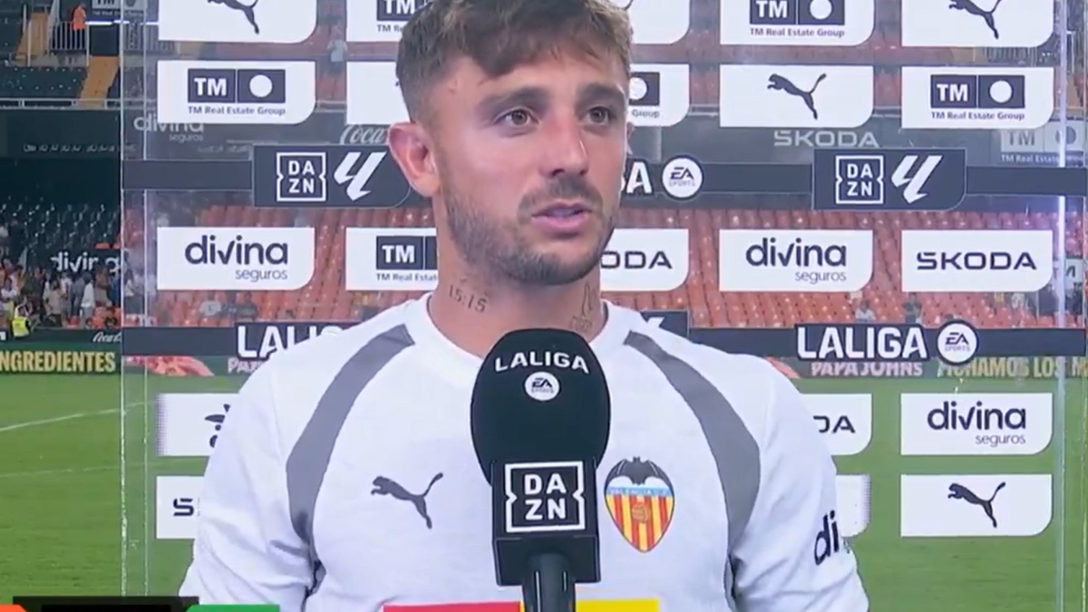 Maffeo, giocatore del Valencia, parla con i tifosi dopo la sconfitta contro il Betis