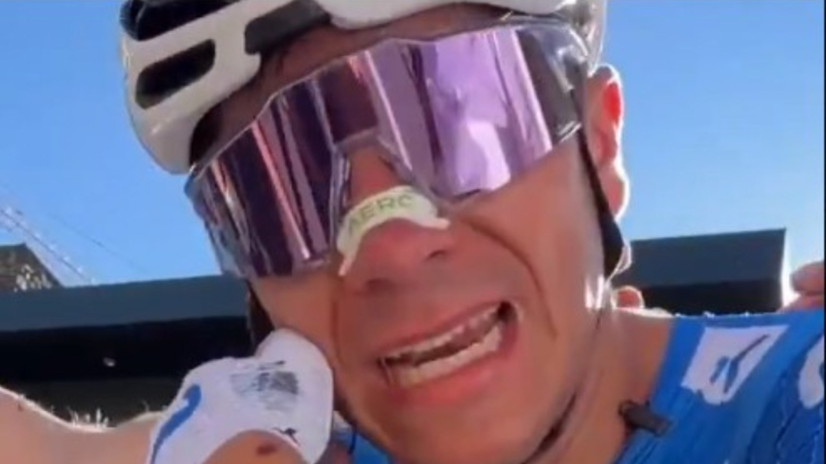 Cian Uijtdebroeks insegue la Vuelta con una fisura al piede, mostrando una cojera evidente