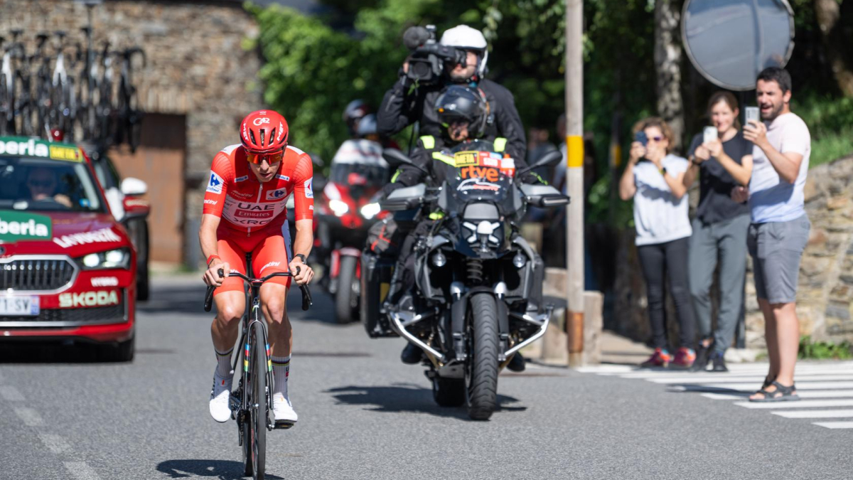 Pogacar in sella a una bicicletta, in una pendenza elevata, mentre supera un altro record in Andorra