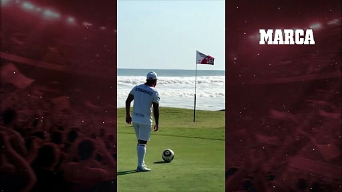 Sandro Rodríguez gioca a footgolf in un campo con un viento che lo sfida, mentre cerca di vincere un torneo