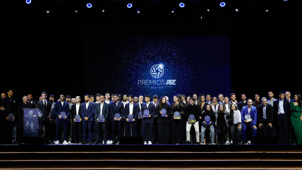 Futbolistas españoles en una gala de premios en Madrid, celebrando sus logros y trayectorias