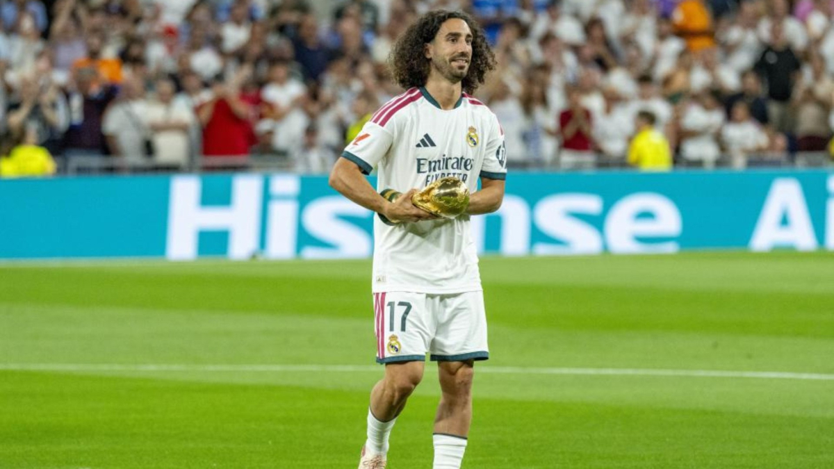 Cucurella posa in campo con il Real Madrid, bromea con Oyarzabal e celebra la vittoria