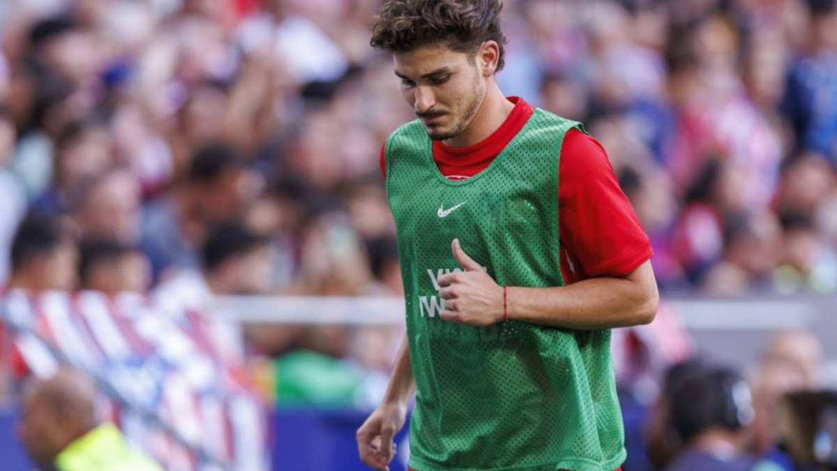 Un gruppo di tifosi dell’Atletico di Madrid discute la situazione di Julián Álvarez durante un programma radiofonico