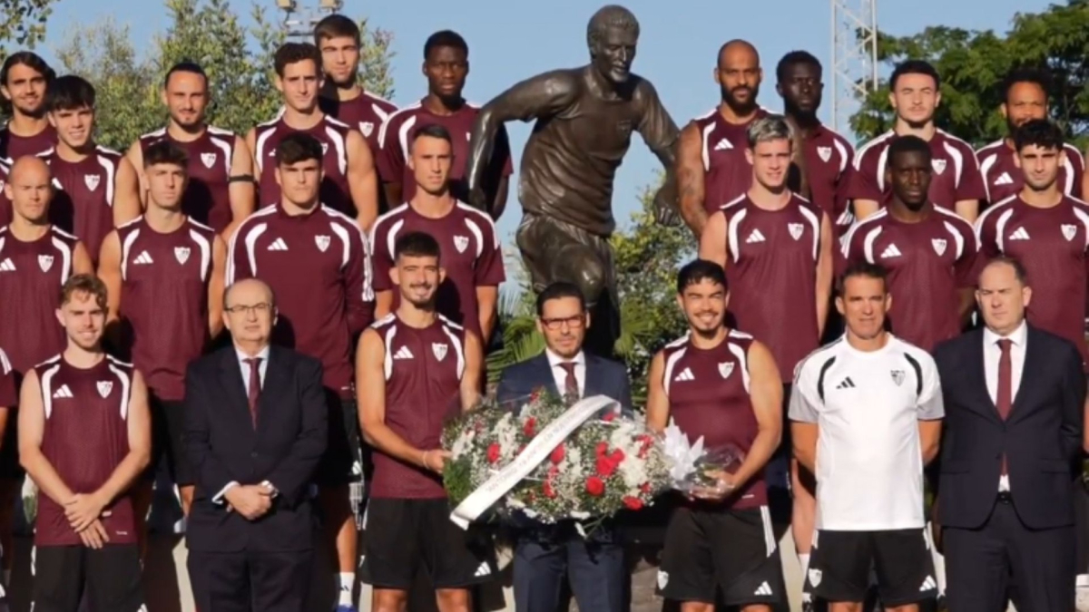 Giocatori del Sevilla si riuniscono intorno al monumento di Antonio Puerta nella Ciudad Deportiva