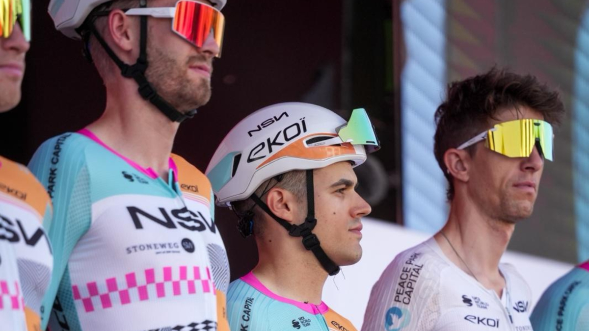 Squadra ciclistica in movimento durante la Vuelta a España, con un clima di dolore e unità