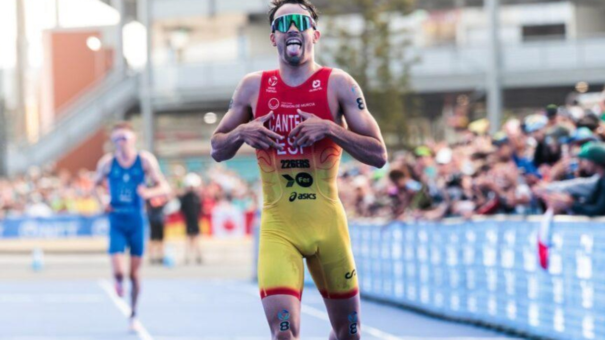 David Cantero si alza dal podio dopo un incidente durante la gara di triathlon a Weihai