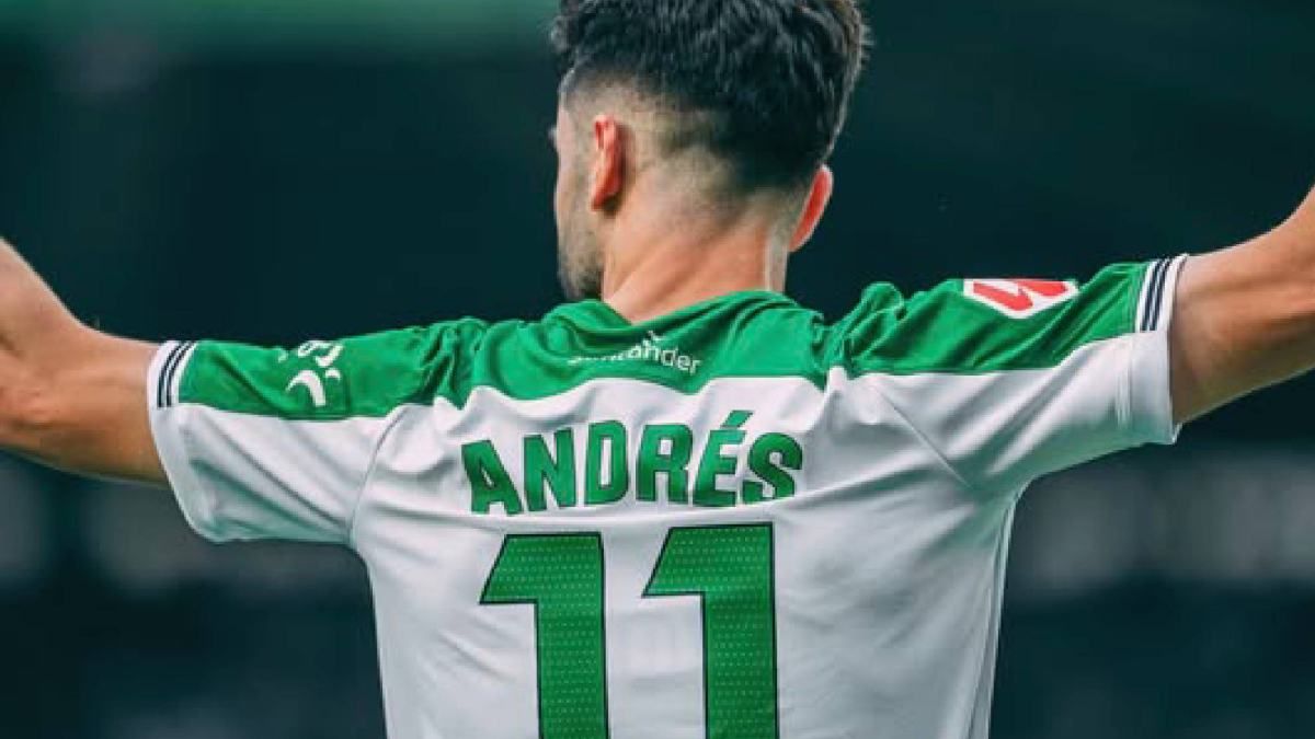 Giocatore del Racing Santander con ferita alla coscia destra dopo un match contro l'Elche