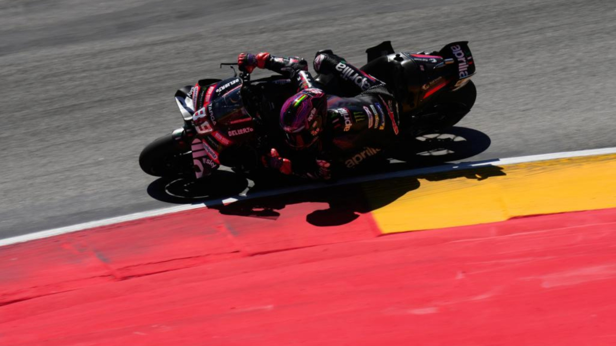 Jorge Martín in pista durante il Gran Premio di Aragón, con la sua Aprilia