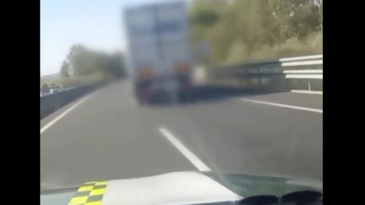 Guardia Civil insegue camion rubato a velocità elevata lungo l'autovia