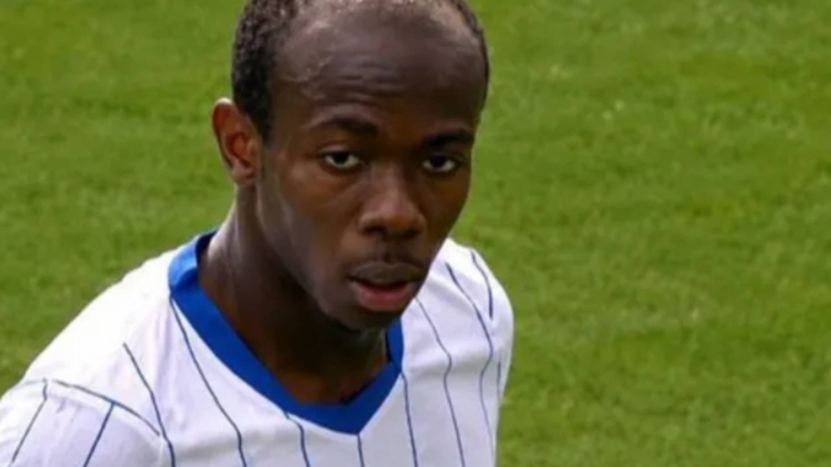 Un giovane giocatore di 20 anni, di origine costariferro, esegue un gol contro il Chelsea in Premier League