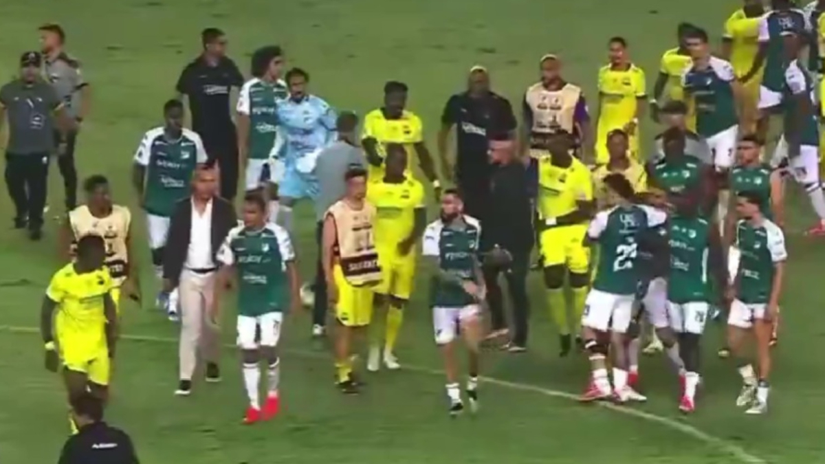 Tifosi e giocatori in azione durante un caos dopo il gol del Cali a Palmaseca