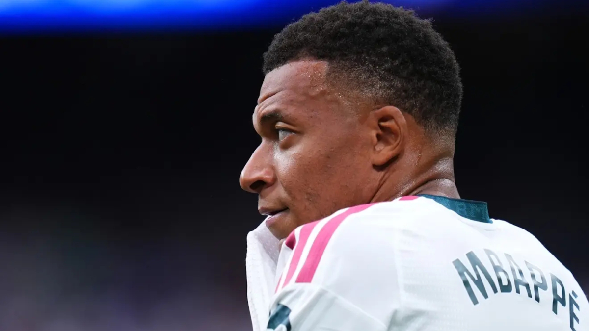 Un giovane detenuto in cella, con un telefono, mentre parla con un'organizzazione criminale che mira a Kylian Mbappé e altri personaggi ricchi