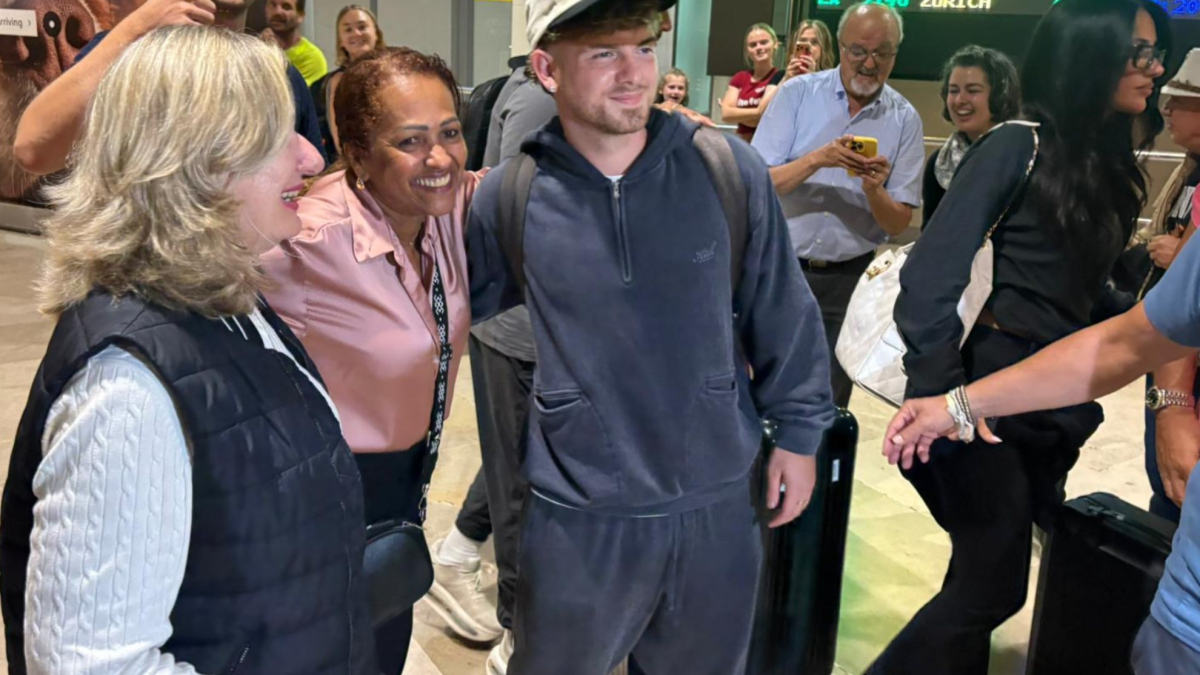 Harvey Elliott saluda a su llegada al aeropuerto de Manises para incorporarse al Valencia CF cedido por el Liverpool.