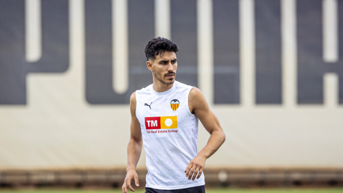 Un giocatore si prepara a lasciare il campo durante un allenamento, con un accordo tra Valencia e Racing