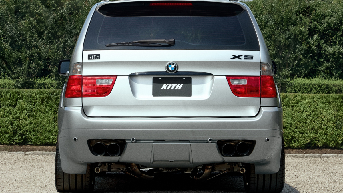 Kith crea el restomod definitivo del BMW X5: le trasplanta el motor V10 del M5 y añade cambio manual y tracción total