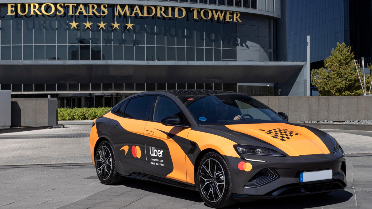 Uber pone ambiente de Fórmula 1 en Madrid: cien de sus coches se visten de McLaren