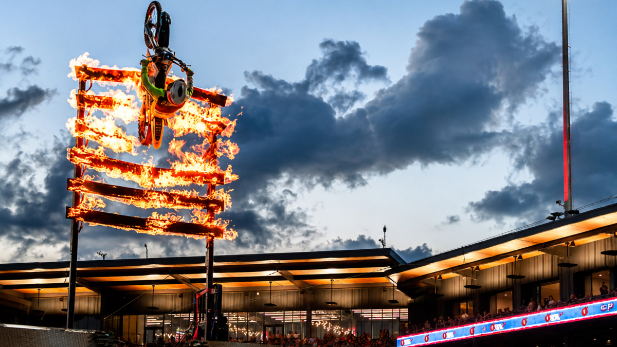 Adam Jones atraviesa un muro de fuego con un backflip de 23 metros