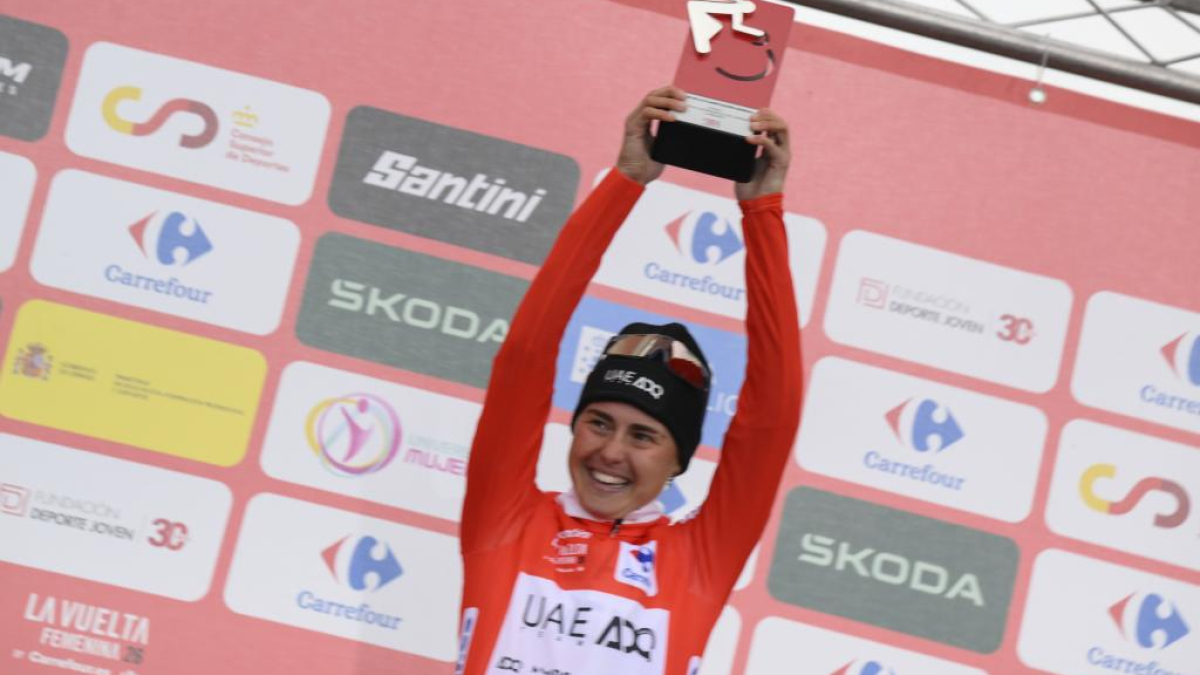 Corridori e ciclisti in competizione con dispositivi GPS e maillot distintivo durante una gara di ciclismo