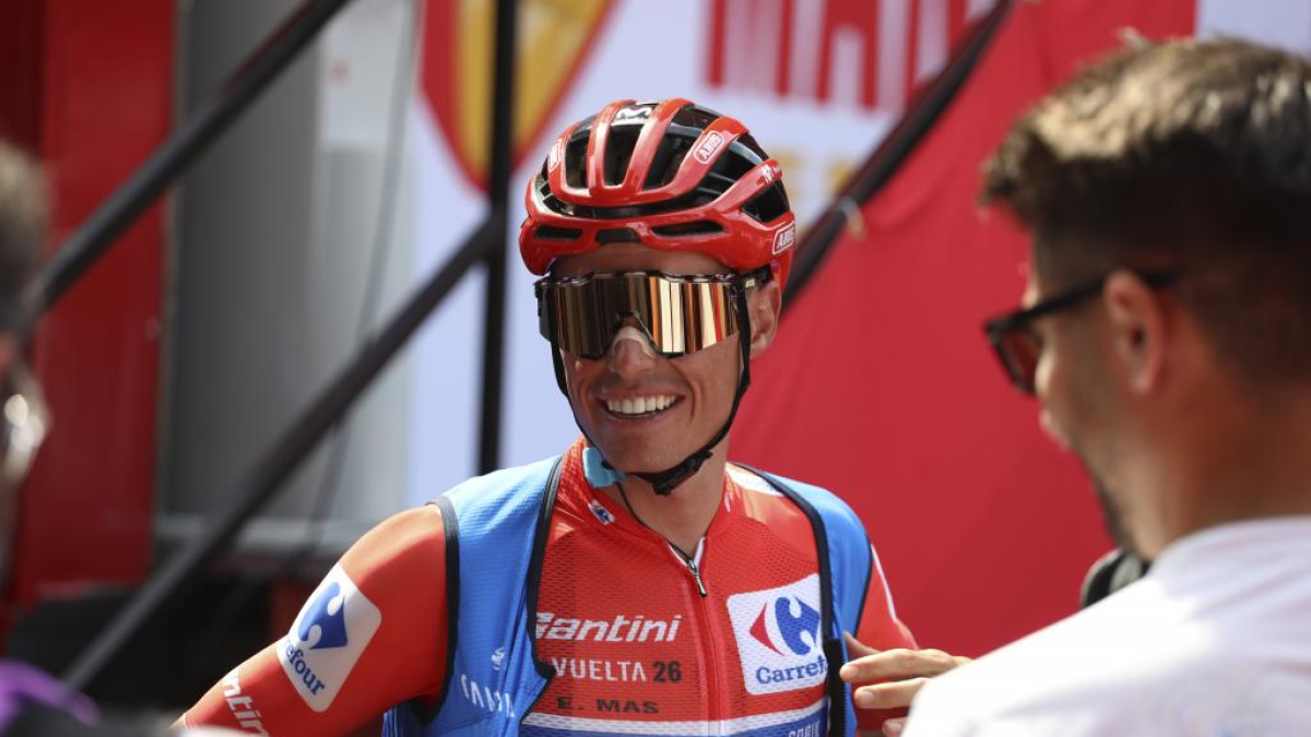 Enric Mas in sella con la maglia rossa, in una posizione di leadership nella Vuelta a España