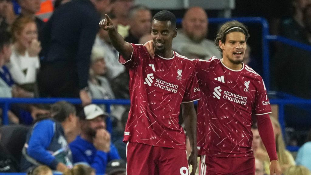 Doblete tempranero de Isak da la victoria al Liverpool