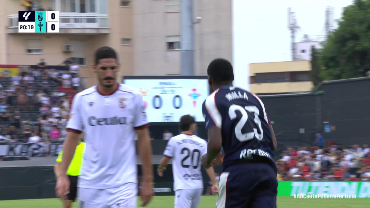 Squadre di calcio in campo, giocatori che segnano, tifosi che protestano, città in difficoltà