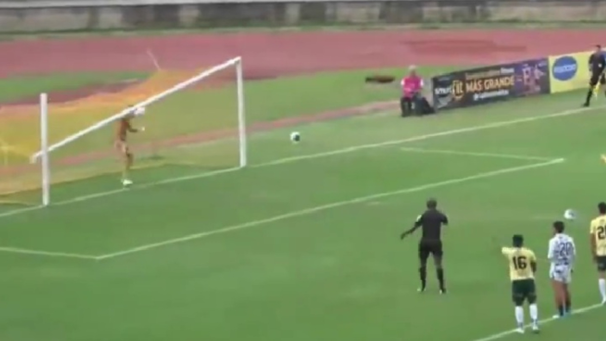 Insólito momento en el fútbol colombiano: travesaño se desplomó y golpeó al arquero en mitad de un penalti
