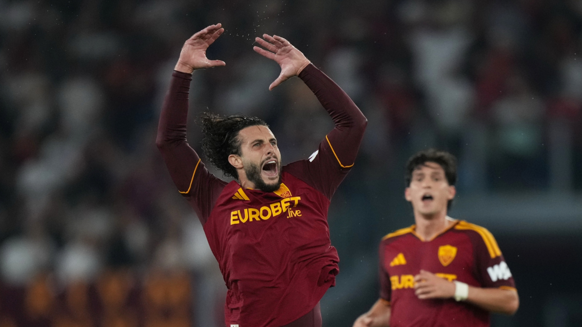 Roma e Atalanta in campo, giocatori in azione, pallone in movimento