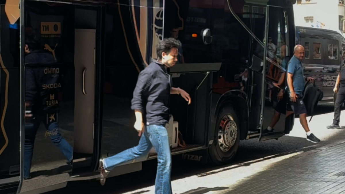 Kiat Lim arriva a Mestalla in autobus durante proteste per proprietà Valencia, tifosi in piazza