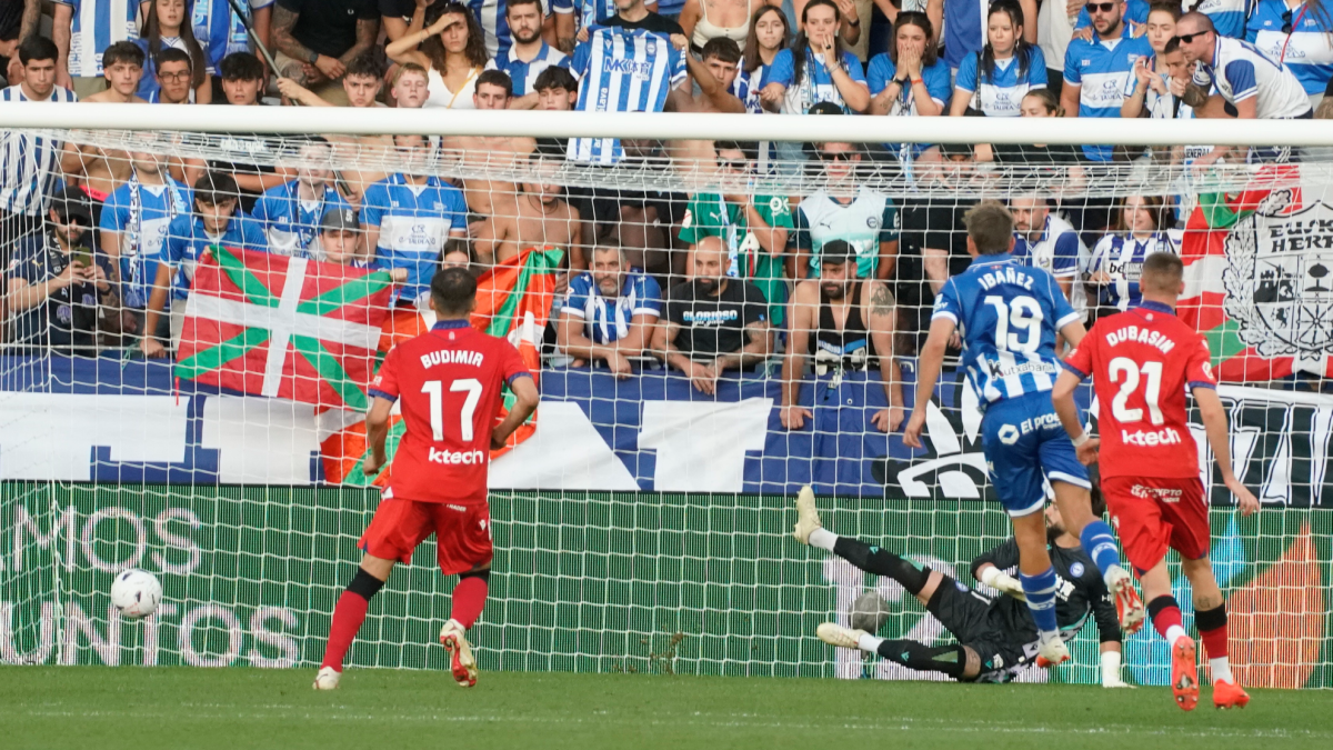Gol de A. Budimir (pen.) (3-2) en el Deportivo Alavés 5-2 Osasuna