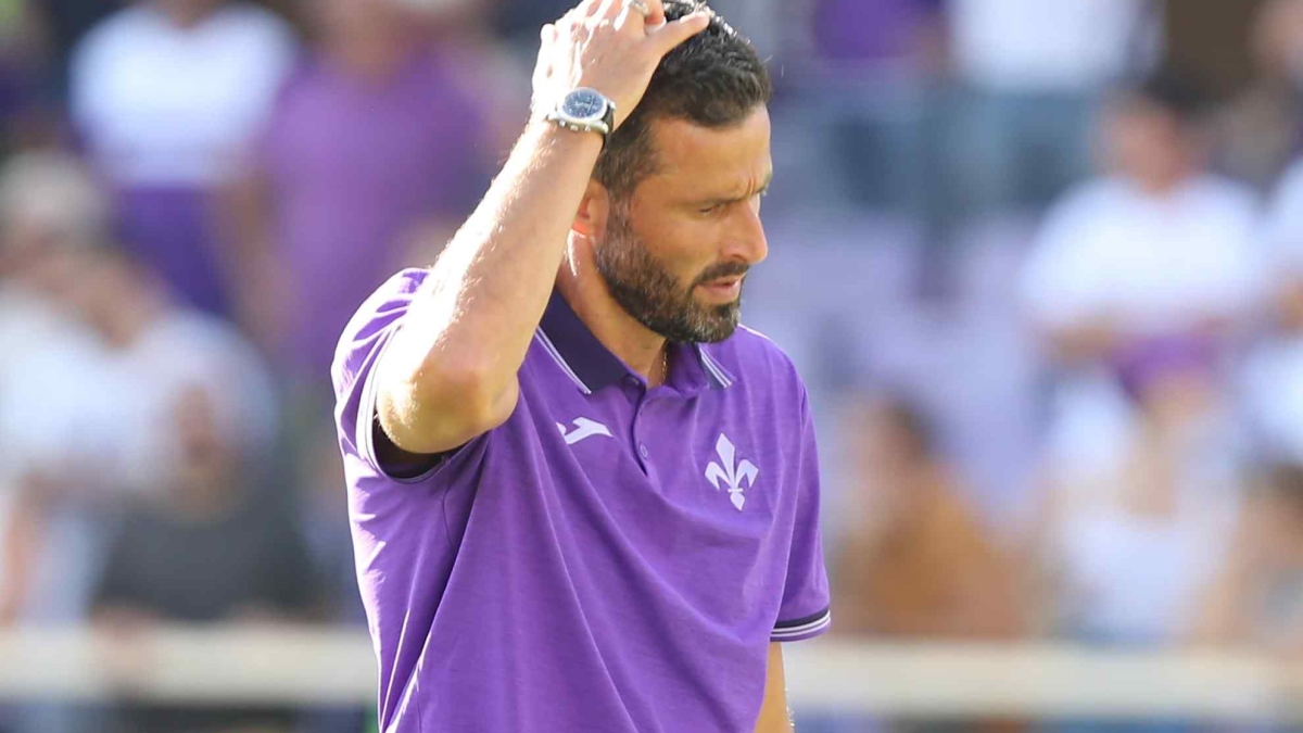 Squadra di calcio in campo, allenatore e giocatori in azione, campo di calcio, Serie A, Fiorentina