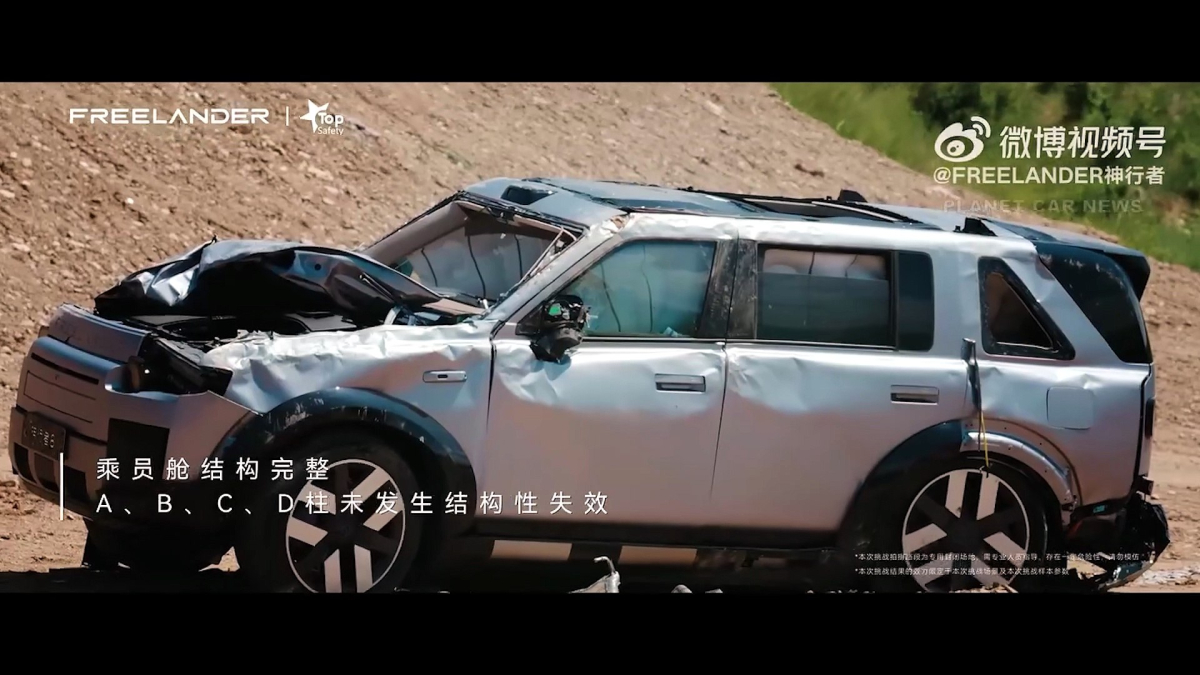 Un SUV viene lanciato in montagna per testare la sua resistenza, con danni evidenti ma funziona ancora