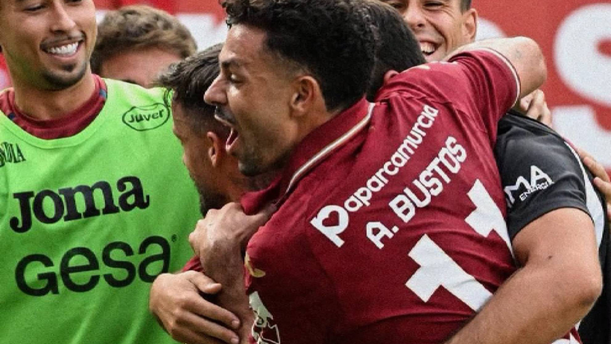 El Real Murcia disfruta, golea e ilusiona a su afición