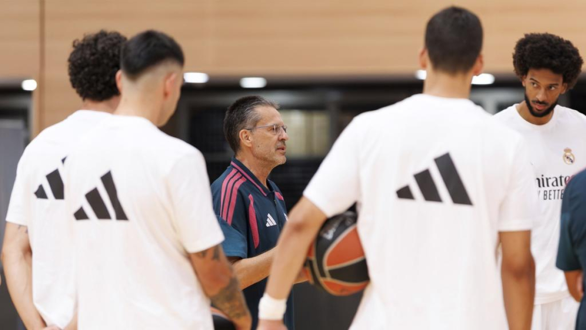 Giocatori del Real Madrid in allenamento con il nuovo allenatore Pedro Martínez, durante la preparazione per la Supercopa di Euroliga