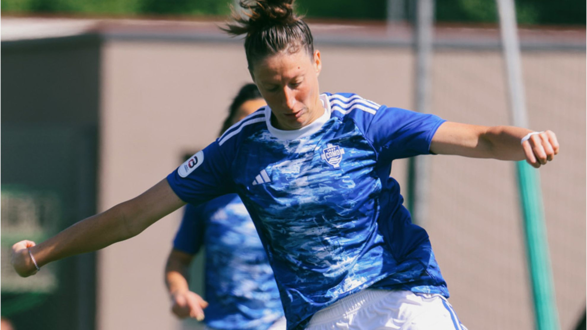 Giocatrice di calcio femminile in trattamento per cancro al seno, con supporto del club