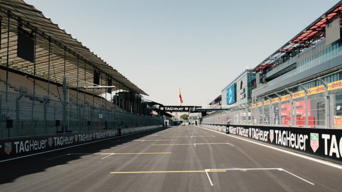 Circuito urbano di Madring con bandiere rosse e servizi medici in azione durante la gara di F1