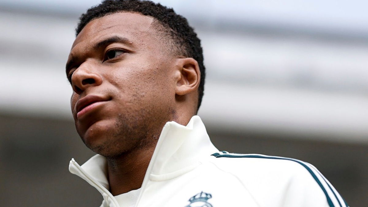 Kylian Mbappé e Cristiano Ronaldo in campo, con un commento di Raúl Varela su Radio MARCA