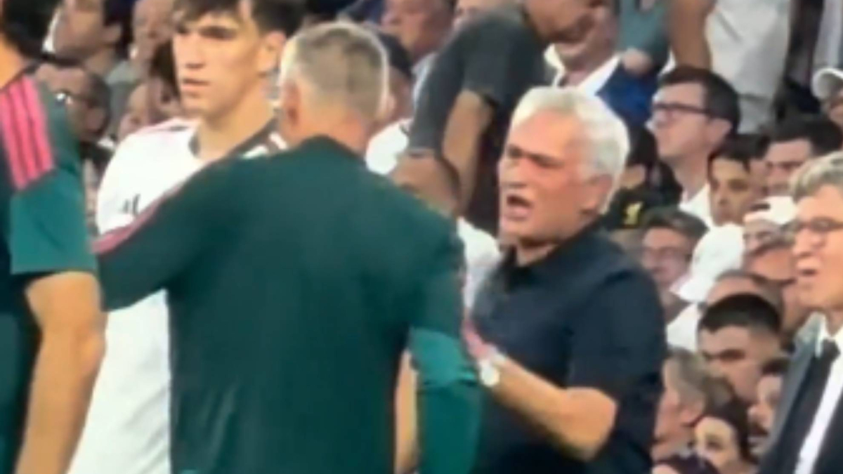 Tensione tra Mourinho e l'assistente durante il match contro l'Inter, con scambi di parole registrati dalle telecamere